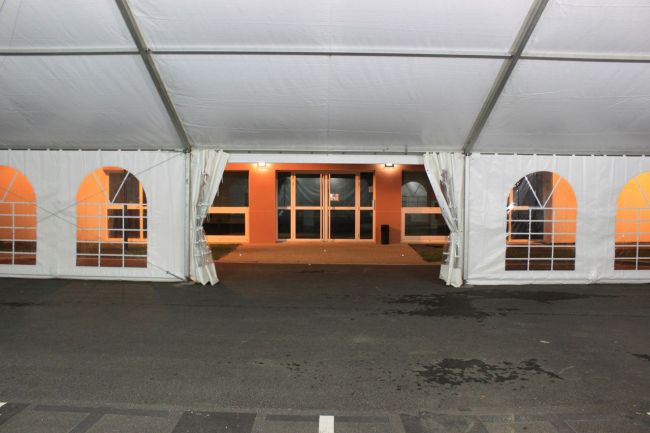 Rideaux a fenêtres dans la tente